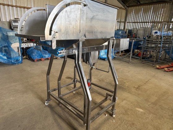 Conveyor with feeder hopper Pic 09